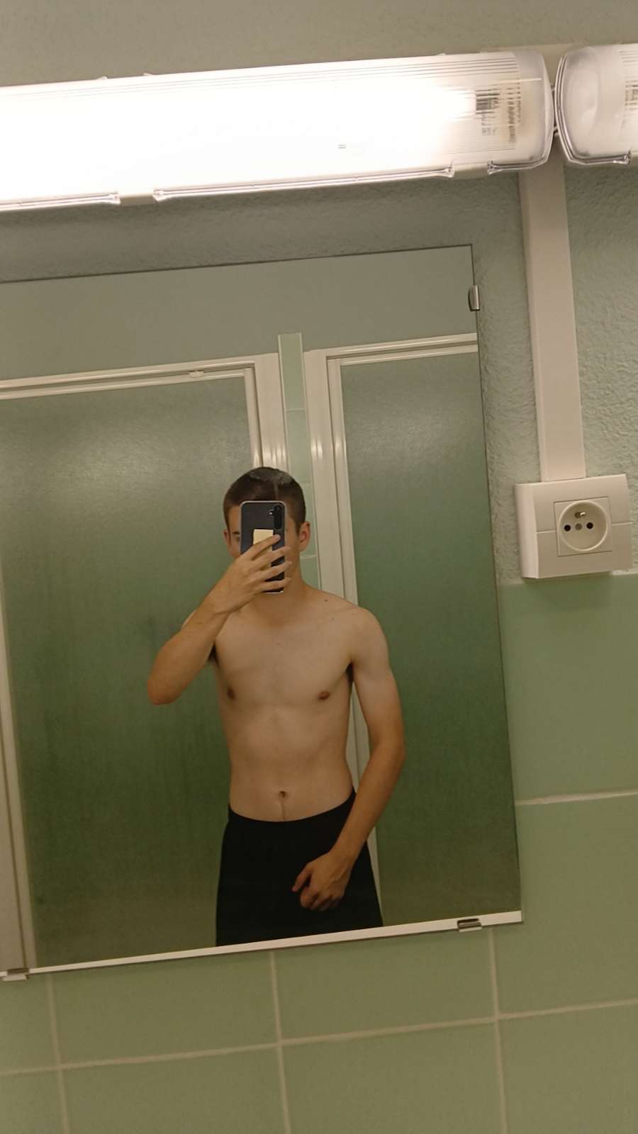 Profil de Hichame, 18 ans, Gay massage à Oberwil b. Büren